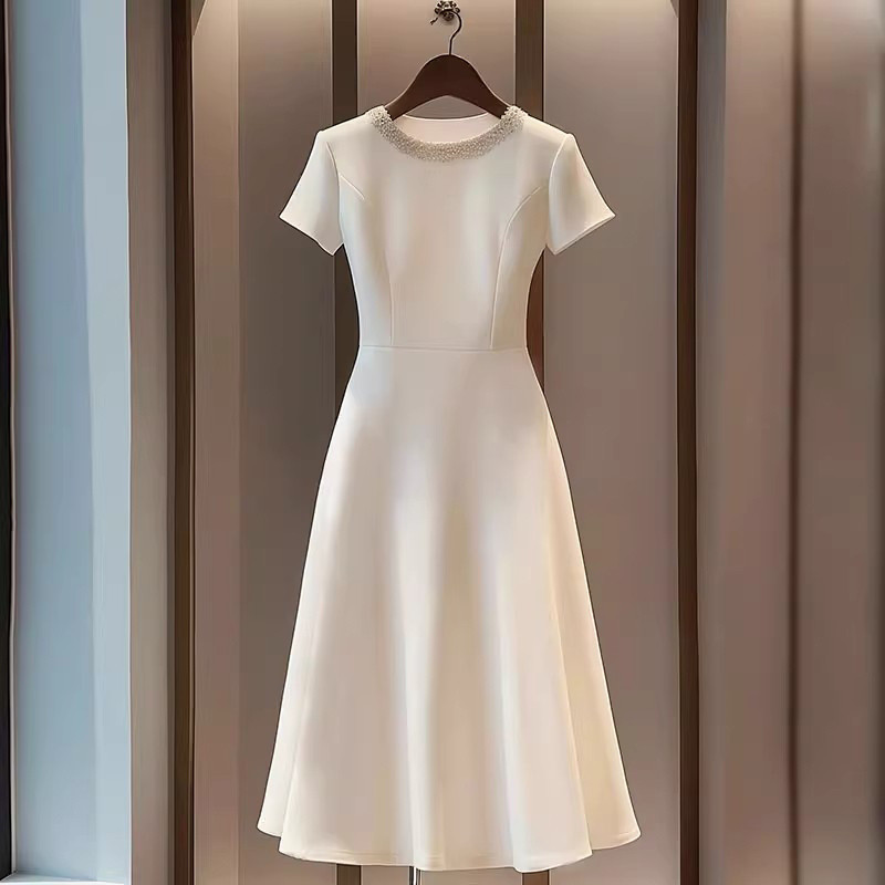 Yueyuejia YY 25-06 โปรโมชั่น 2025 ชุดเดรสสไตล์นักออกแบบ Chic สีขาวรอบคอกะทัดรัด D1448