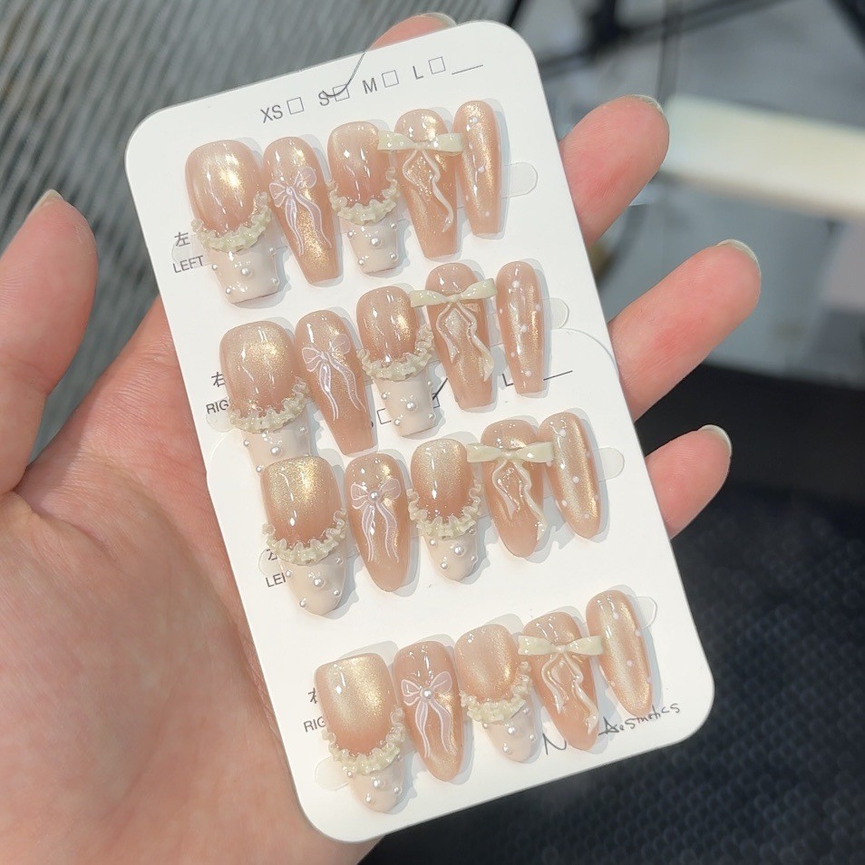 ชุดเครื่องมือ 5in1+ทำมือ] เล็บกดแบบกระโปรงบัลเล่ต์ในฝัน โบว์ทาสีมือ ไข่มุกตาแมวสีชมพู แพทช์เล็บปลอมสำหรับการบำบัดด้วยแสง เล็บเทียมที่ใช้ซ้ำได้