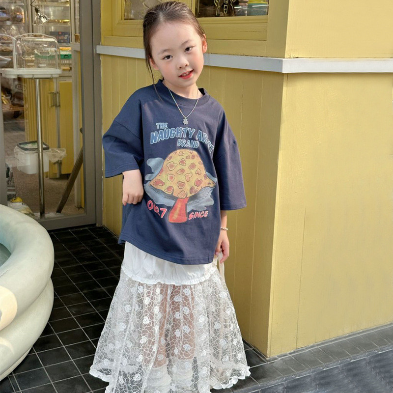 สาวฤดูร้อนสไตล์ใหม่ 2025 เวอร์ชั่นเกาหลีพิมพ์เสื้อยืดตาข่ายกระโปรงสูทสองชิ้น