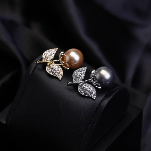 ใหม่ เข็มกลัดไข่มุกรูปดอกไม้ที่คงสีจากโลหะผสม อุปกรณ์เสริมสำหรับเสื้อผ้า ชุดสูท เข็มกลัดสำหรับงานเลี้ยงของผู้หญิง