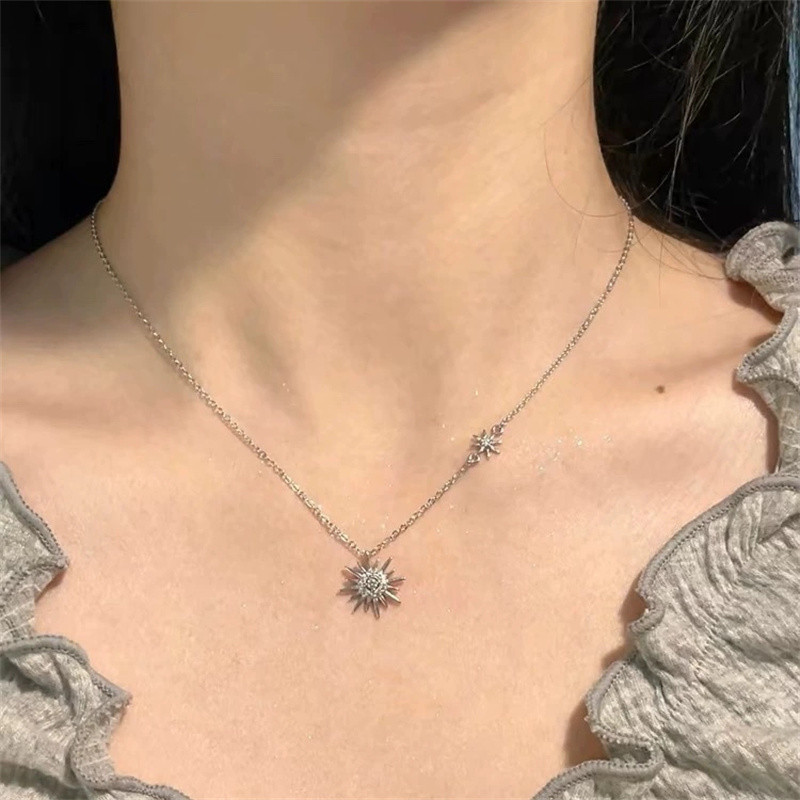 จี้สร้อยคอน้ำหนักเบาสำหรับผู้หญิง ประดับ Rhinestone สไตล์ Sun