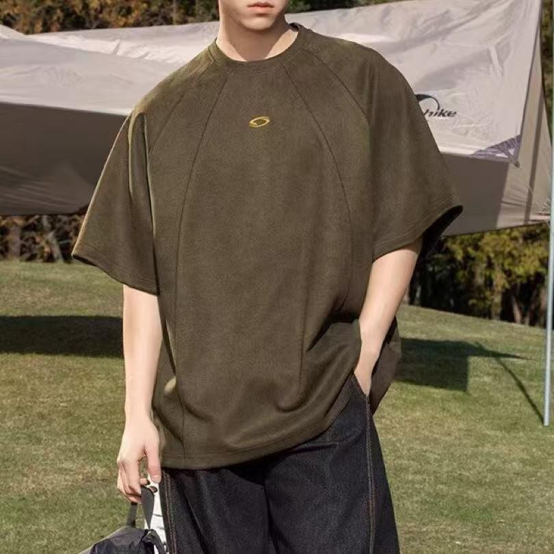56MEN T-shirt 1428 Oversize เสื้อยืดแขนสั้นผู้ชาย คอกลม งานปัก/แต่งแถบหน้าอก ผ้าcottonกึ่งกำมะหยี่ สไตล์เกาหลี เสื้อยืด