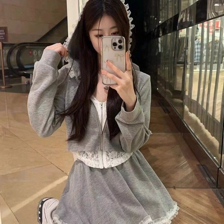 国身货纯时尚ins风甜辣2025新款กีฬา卫衣显瘦两件上衣半两件套บริสุทธิ์ปรารถนาแฟชั่นอินสไตล์หวานและเผ็ด 2025 ใหม่ซานลี่ou สติกเก