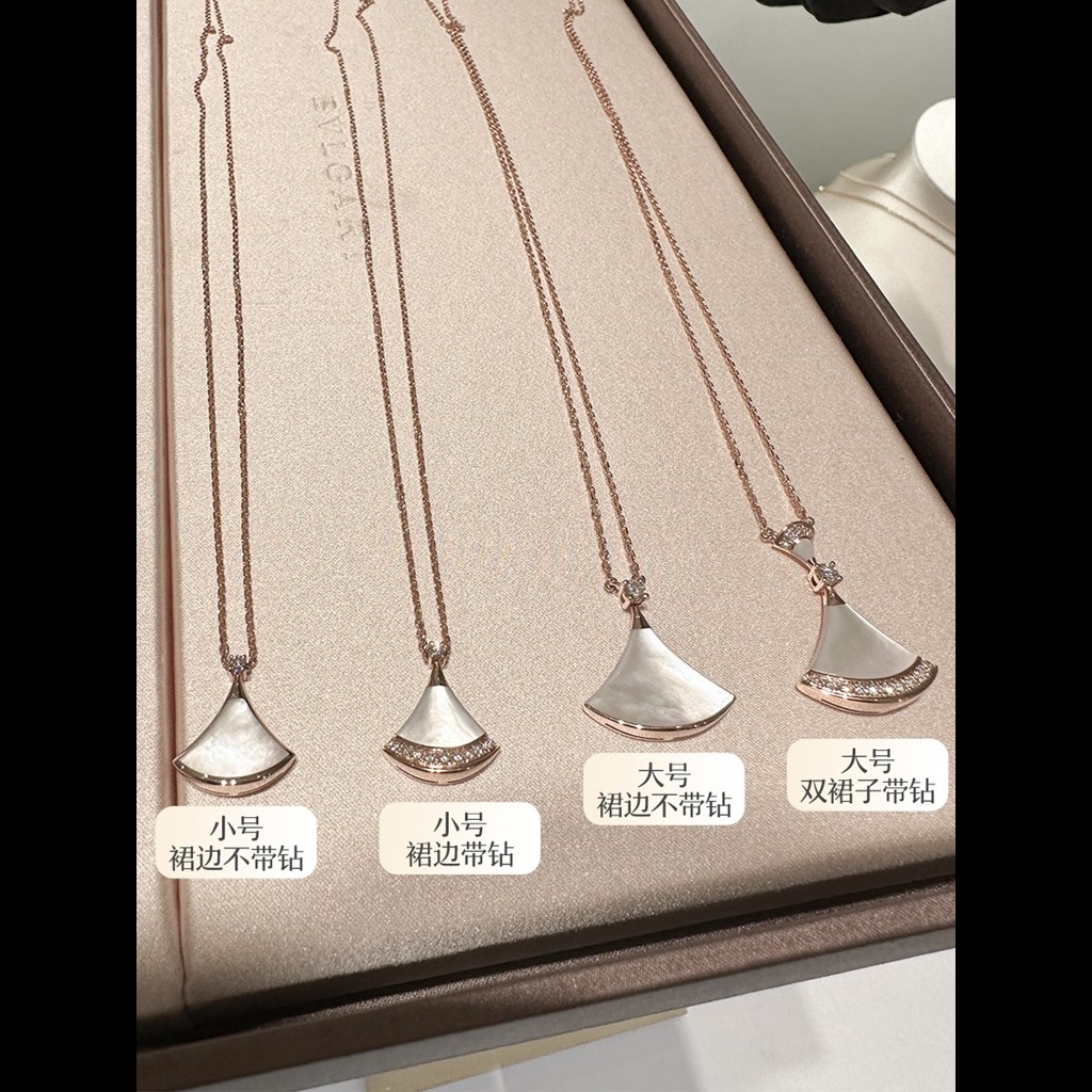 สร้อยคอมุกพัด Diva's Dream จาก Bulgari ทำจากทองคำ 18K