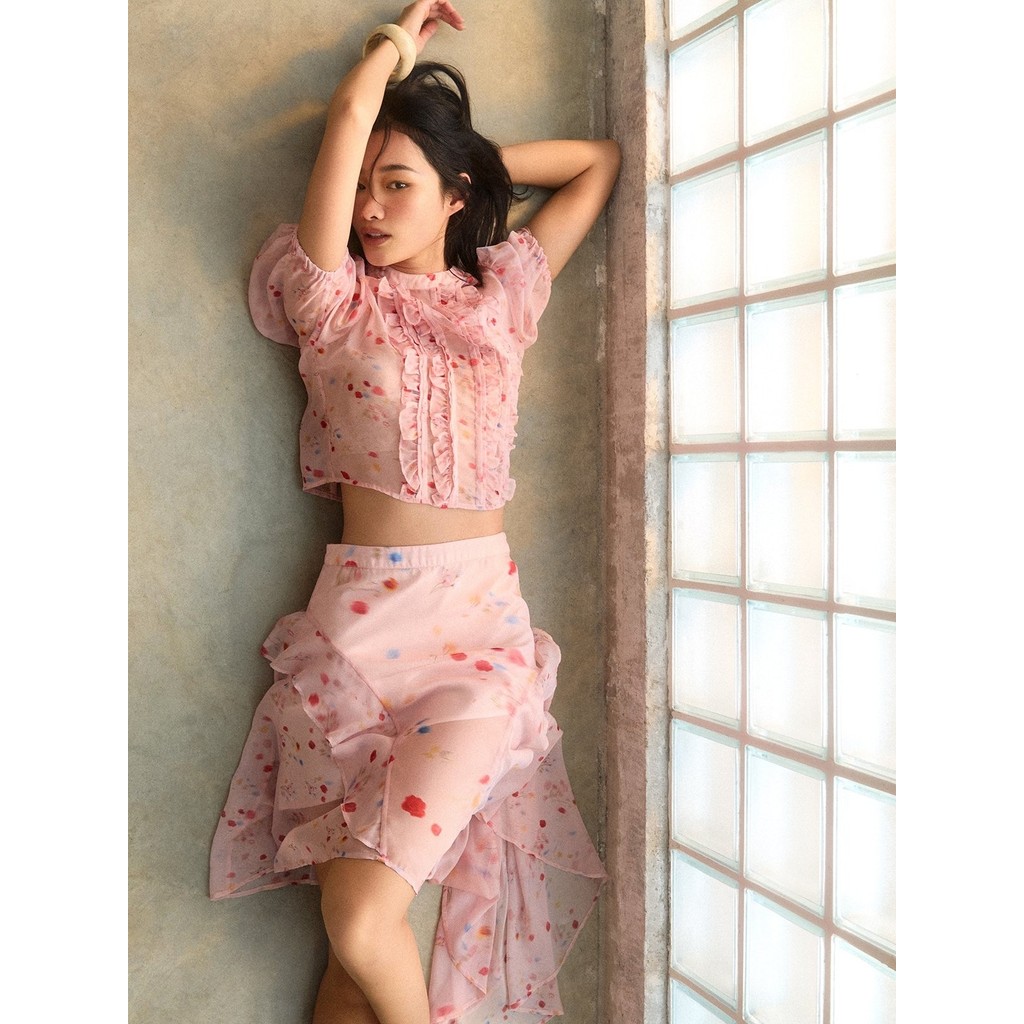 [Pomelo] กระโปรงลายดอกไม้อสมมาตร / Asymmetrical Floral Skirt