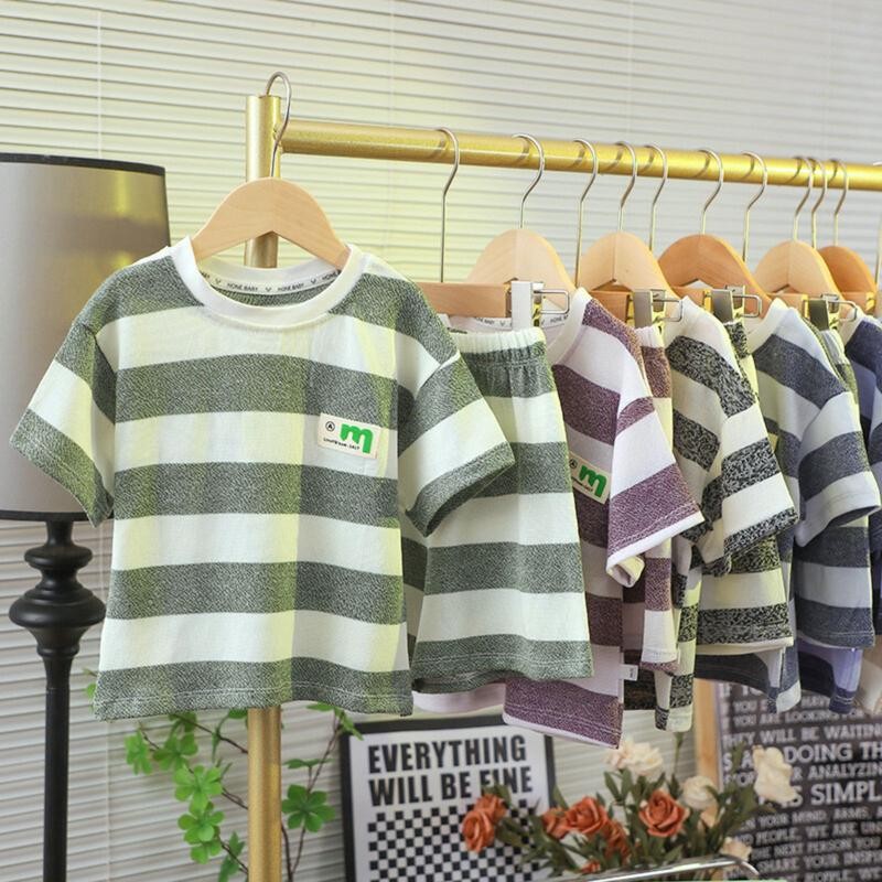 MooDeng Baby ชุดเสื้อ เสื้อแขนสั้น และกางเกงขาสั้น ชุดสองชิ้น สไตล์เกาหลี ใหม่ เด็กชาย ฤดูร้อน กีฬา ชุดสูท ลายทาง