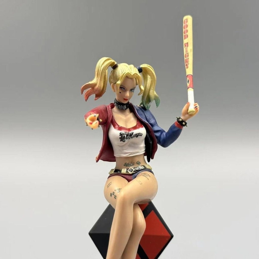 รุ่น Harley Quinn นั่งท่าทาง Raptor Squad Battle เสียหายรถตํารวจรูปแชสซีลูกตุ้มของขวัญ20250602