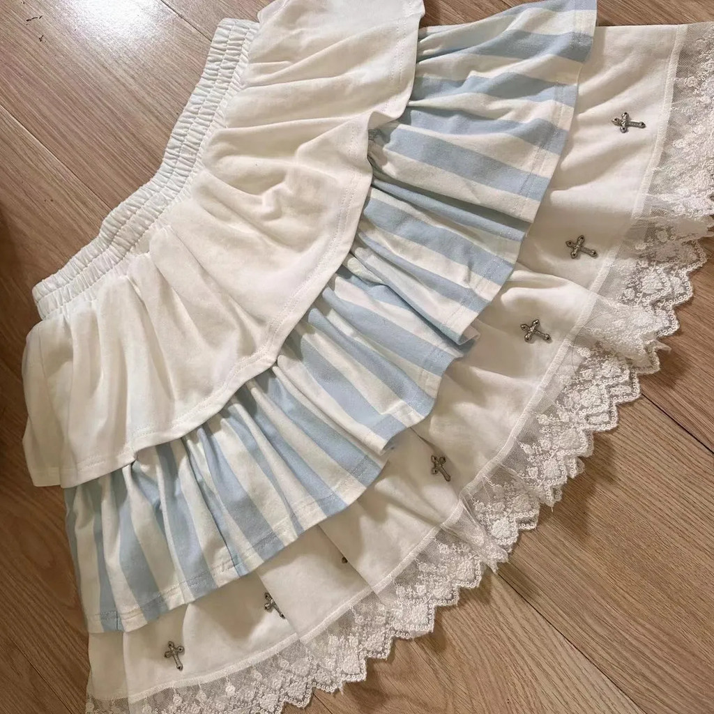 กระโปรงสั้นสไตล์ญี่ปุ่นใหม่สำหรับสาวนุ่มนวล พร้อมลูกไม้ ลายทางสีน้ำเงิน หมุดข้าม กระชับสัดส่วน กระโปรงฟูรูปเค้กฟักทอง โรสไอส์แลนด์