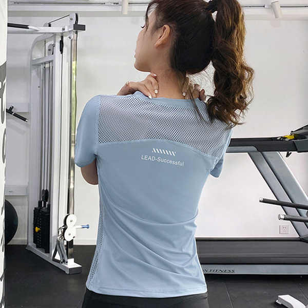 yogastuff ชุดฟิตเนส หลังสวยระบายอากาศตาข่ายโยคะเสื้อยืดผู้หญิงตัวอักษรตกแต่งคอกลมออกกำลังกายวิ่งออกกำลังกายแขนสั้นยืดหน้าร้อน