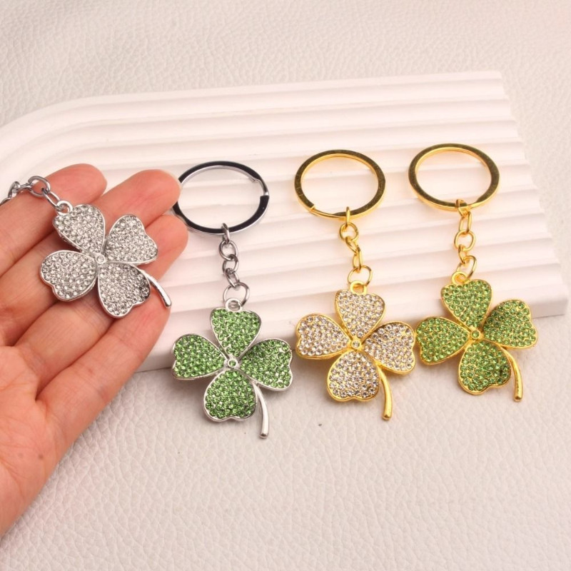 โลหะ Rhinestone Lucky Four-Leaf Clover พวงกุญแจรถน่ารักกระเป๋า Charm Key แหวน Creative จี้เทศกาลของขวัญ