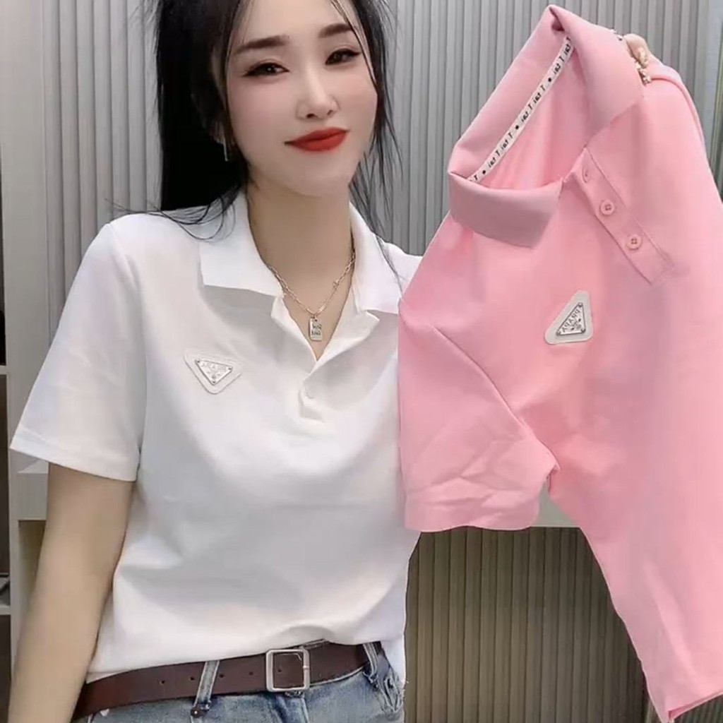 ฤดูร้อนใหม่สลิมฟิตและอเนกประสงค์สไตล์โปโลคอปกสามเหลี่ยมโลโก้เสื้อยืดแขนสั้นสําหรับผู้หญิง