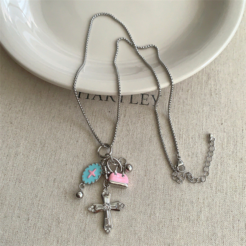 หวานเย็นสาวที่มีสีสันเคลือบข้ามกระเป๋าจี้สร้อยคอสําหรับผู้หญิงซอกบุคลิกภาพออกแบบโซ่กระดูกไหปลาร้าประณีต