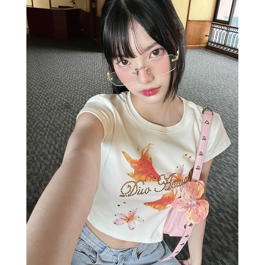 (ของพร้อมส่ง ส่งใน 24 ชั่วโมง) Baby Tee - ปลาทองน่ารักพิมพ์เสื้อยืดแขนสั้นผู้หญิง crop top