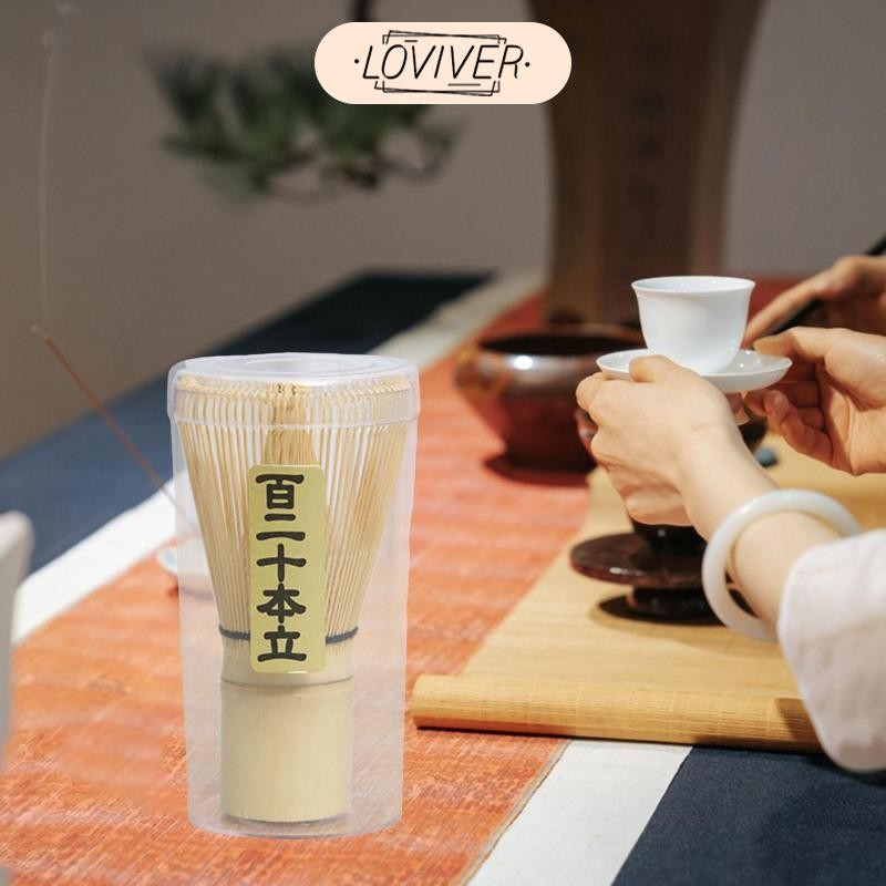 เครื่องมือชงชาไม้ไผ่ Chasen กําลังเตรียมแปรงผงมัทฉะชาเขียว