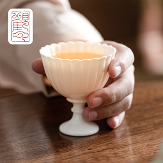 [กวนหยุน] พอร์ซเลนสีขาวสูงเท้าดอกเบญจมาศปากถ้วยน้ําชาชุดน้ํา…