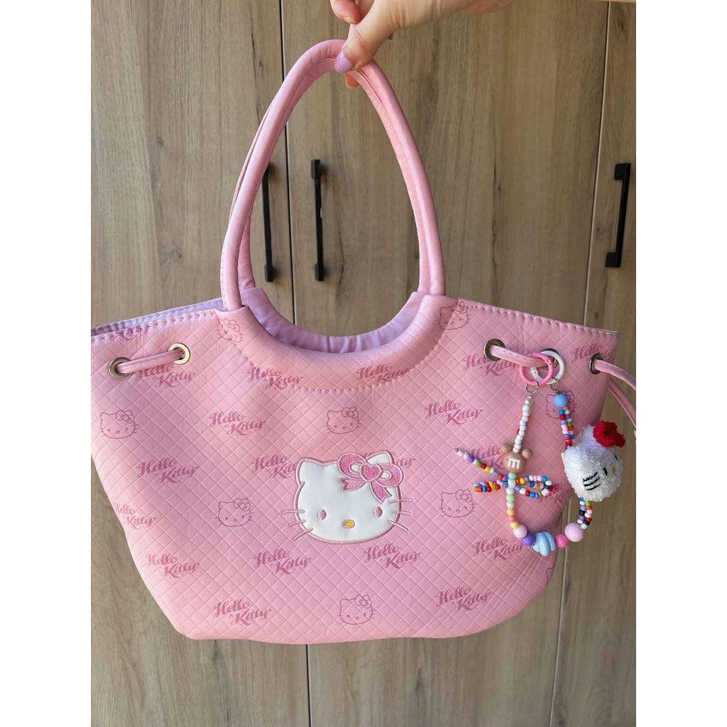[จัดส่งด่วน] 2024 กระเป๋าถือ HelloKitty สไตล์ใหม่ความจุขนาดใหญ่ไหล่เดียว Niche All-Match สาวน่ารักหัวใจ Outing Travel ท่องเที่ยวท่องเที่ยวกลางแจ้งถ่ายภาพของขวัญขายร้อน