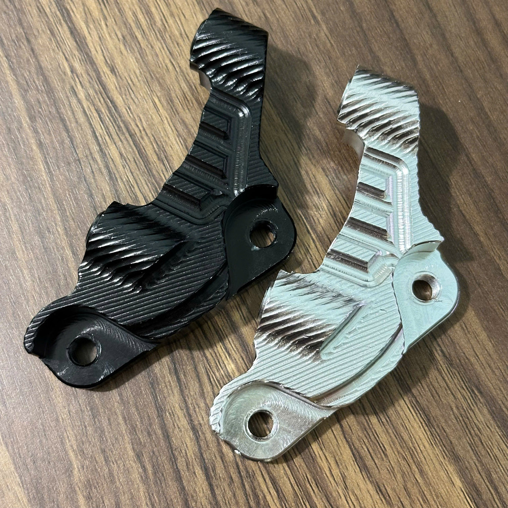 จานหน้าตะกั่วบนแผ่นขนาดใหญ่ 220 มม. ติดตั้งด้วยหมูน้ํามัน MOTO 3_แผ่น CNC Monolithic BLACK & WHITE_T