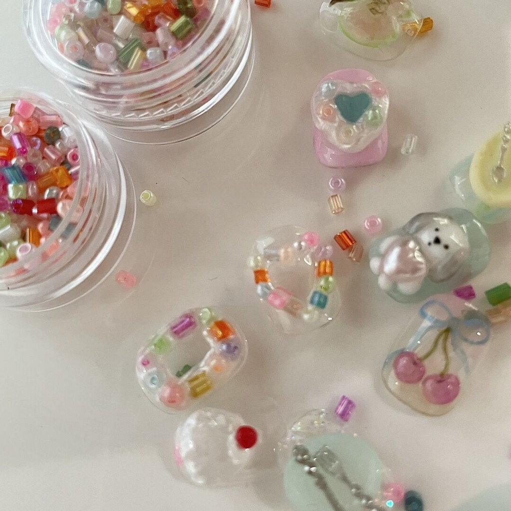 Rainbow Candy Color Beaded อุปกรณ์ทําเล็บน่ารักลูกปัดข้าวหลอดผสม ins Niche นักเรียนเล็บอุปกรณ์เสริมเพชร