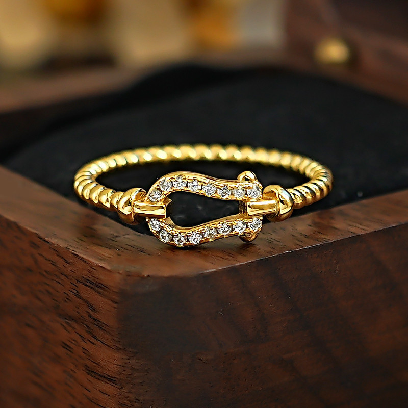 สร้อยข้อมือและแหวนหรูหรา เพชรสังเคราะห์เรียงรายบนเกือกม้า เครื่องประดับสำหรับโอกาสพิเศษ