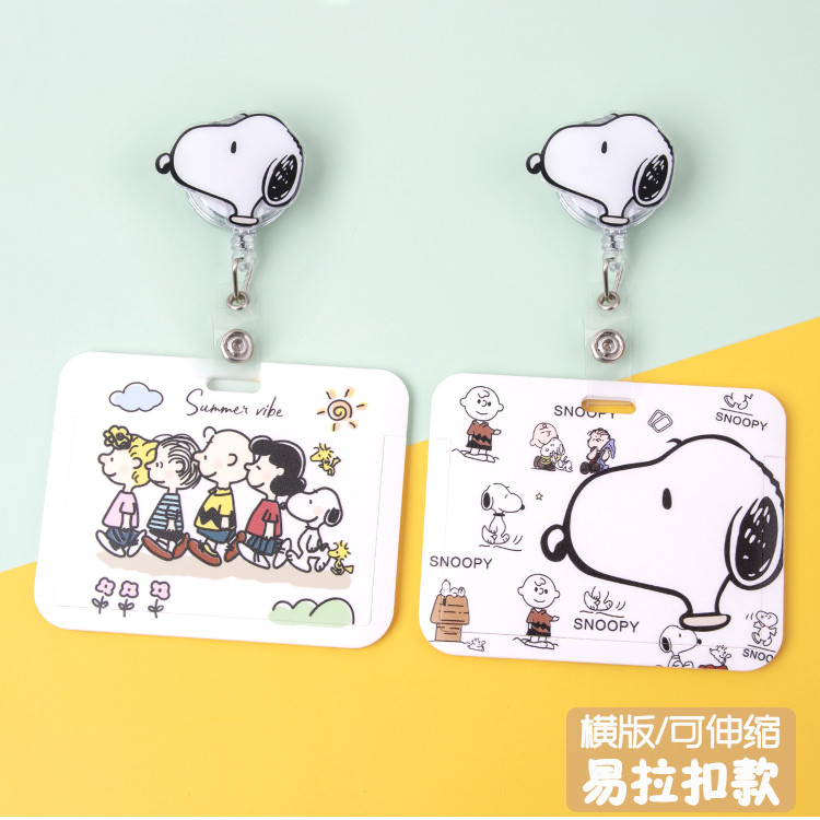 Snoopy Snoopy ที่ใส่การ์ดรุ่นแนวนอนแบบพับเก็บได้ หมอพยาบาล ที่ใส่ป้าย ID แบรนด์น่ารัก เคสป้องกัน Kuromi น่ารัก