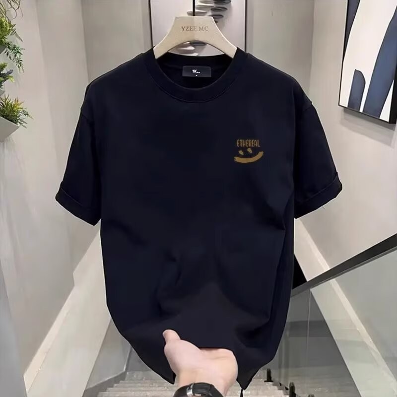 2025 เสื้อยืดแขนสั้นผู้ชายแบรนด์ใหม่ที่มีน้ำหนักมาก ผ้าฝ้ายแท้พิมพ์ลาย แฟชั่นฤดูร้อน เสื้อยืดคอกลมแบบสบาย