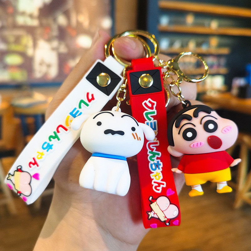 [WJ] ขายส่งญี่ปุ่น Crayon Shin-Chan พวงกุญแจจี้ไดโนเสาร์ตุ๊กตาน่ารักจี้ Claw Machine ของขวัญของที่ระลึกกระเป๋าเป้สะพายหลังจี้ Claw Machine ผลิตภัณฑ์ Exchan