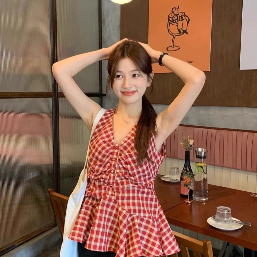 Retro สไตล์ฮ่องกongลายสก๊อตสีแดง V คอ Camisole ผู้หญิงฤดูร้อน Niche Age-Reduction All-Match Slimmer