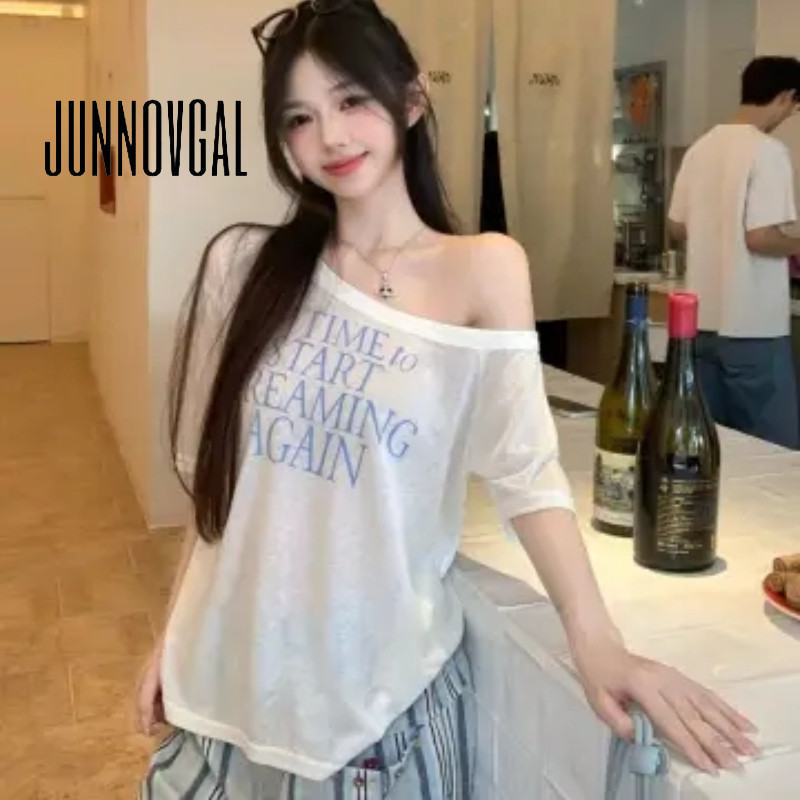 JUNNOVGAL เสื้อยืดผู้หญิง 2025 พิมพ์ Skew Collar แขนสั้นแฟชั่นทุกวัน Casual Slim Fit All Match