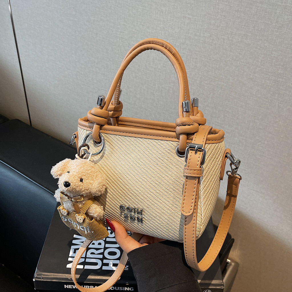 High-End Feel Hand Bagผู้หญิง2025 สไตล์ใหม่แฟชั่นอินเทรนด์All-Matchกระเป๋าสะพายCommuter Cross-Body Bucket Bag