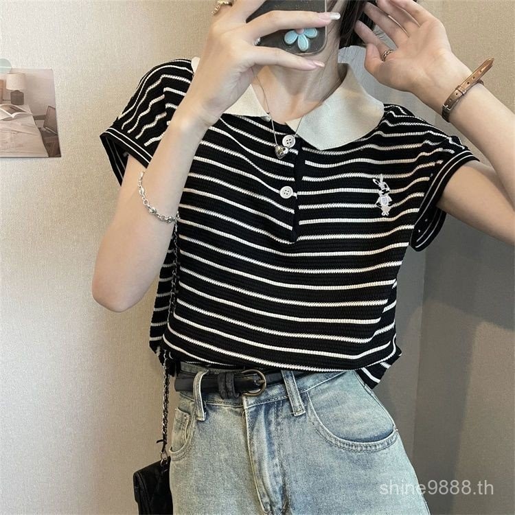 ท็อปเสื้อยืดแขนสั้นคอปกพับลายทางสำหรับผู้หญิง ฤดูร้อน ปักลายถัก P2EQ