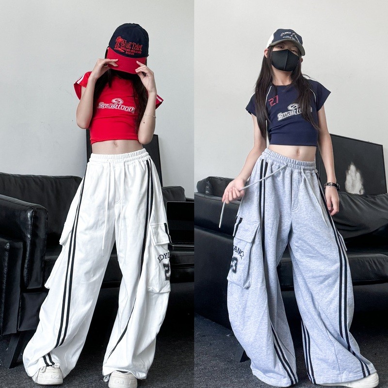 [KeDaYa] พร้อมส่ง เสื้อครอปวินเทจอเมริกัน + กางเกงวอร์มสไตล์เกาหลี + กางเกงขาบานลายทาง ชุดแฟชั่นเด็ก Y2K OOTD