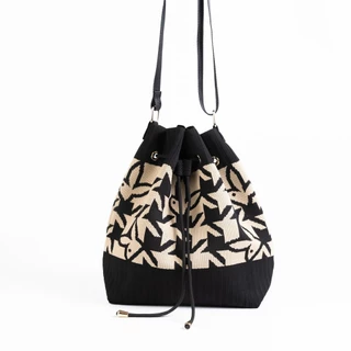 PLAYBOY รุ่น Knitzy Women's Bag กระเป๋าสะพายข้างไหมพรมผู้หญิง รหัส ST-BS252PB132 ดีไซน์ขนมจีบ ไหมพรมถักลายโลโก้