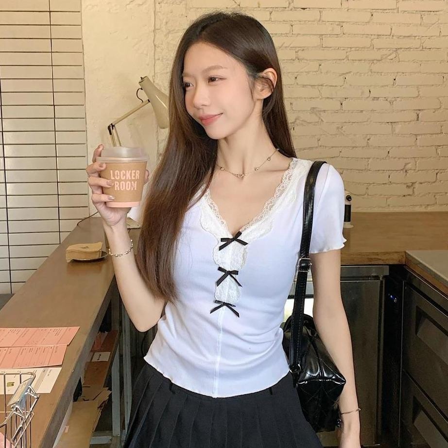 cherryshop พร้อมส่ง เสื้อยืดคอวีแขนสั้นผู้หญิงสไตล์เกาหลีสุดหวาน สีพื้น การตกแต่งด้วยโบว์ลูกไม้ ผ้ายืดรูปทรงสวย - รูปที่ 6
