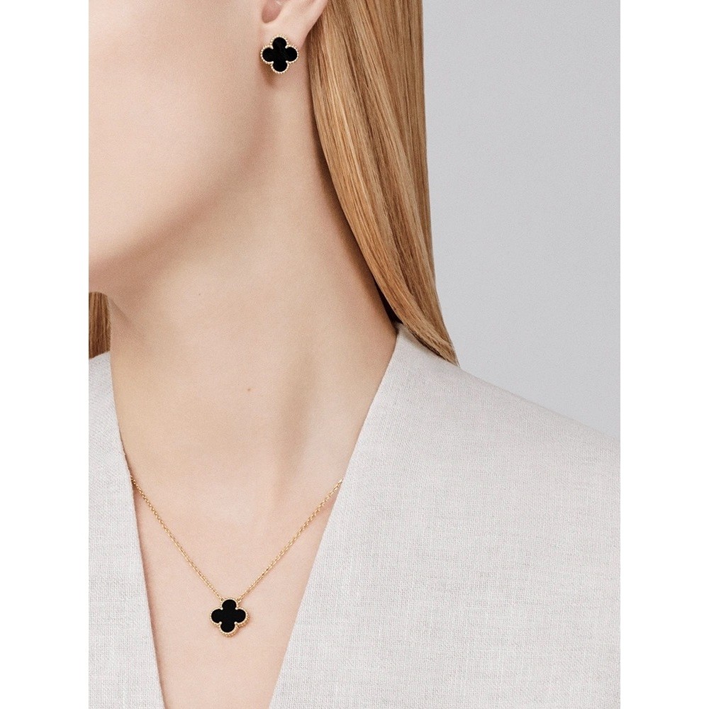 ต่างหู Van Cleef & Arpels Alhambra Series ทองคำ 18K อะแกตส์ดำ ออกแบบเป็นใบซอร์เรลสี่แฉก