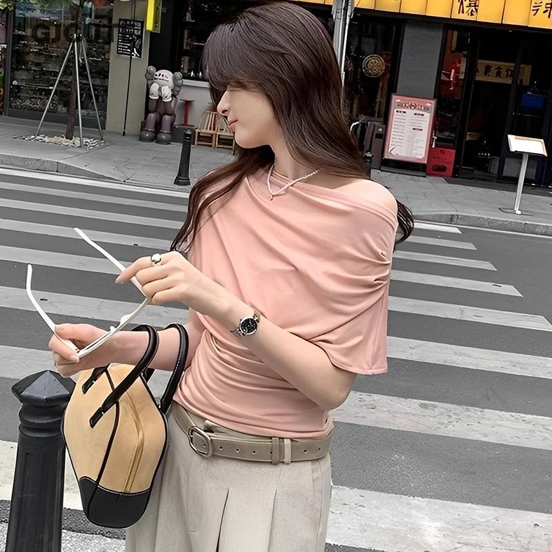 GJCUTE สไตล์ขี้เกียจไหล่เฉียงเอวแขนสั้นเสื้อยืดสําหรับผู้หญิง 2025 ฤดูร้อนใหม่ Slim Fit ไหล่เดียวสีข