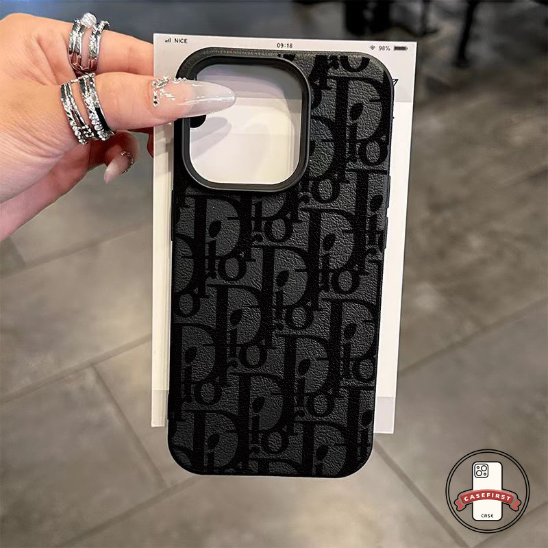 หนังหรูหรานุ่มเย็นสีดำตัวอักษรภาษาอังกฤษดูเดิล เคส IPhone 17 air 15 14 16 11 12 13 Pro Max X XS 7 8 16 14 15 Plus XR