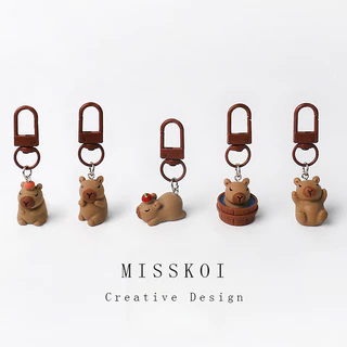MISSKOI การ์ตูนชุดสีกาแฟ Kapibara พวงกุญแจ Creative Sweet กระเป๋าเป้สะพายหลังจี้