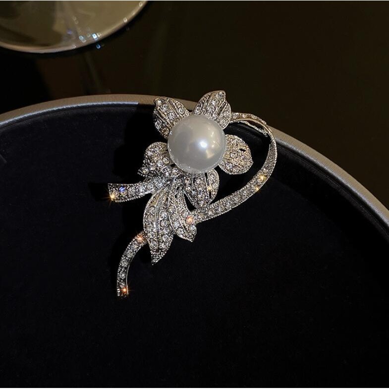 โบรชัวร์เงินดอกไม้ประดับเพชรสไตล์เกาหลี อุปกรณ์เสริมชุดสูทระดับสูง เข็มกลัดสำหรับงานเลี้ยงผู้หญิง