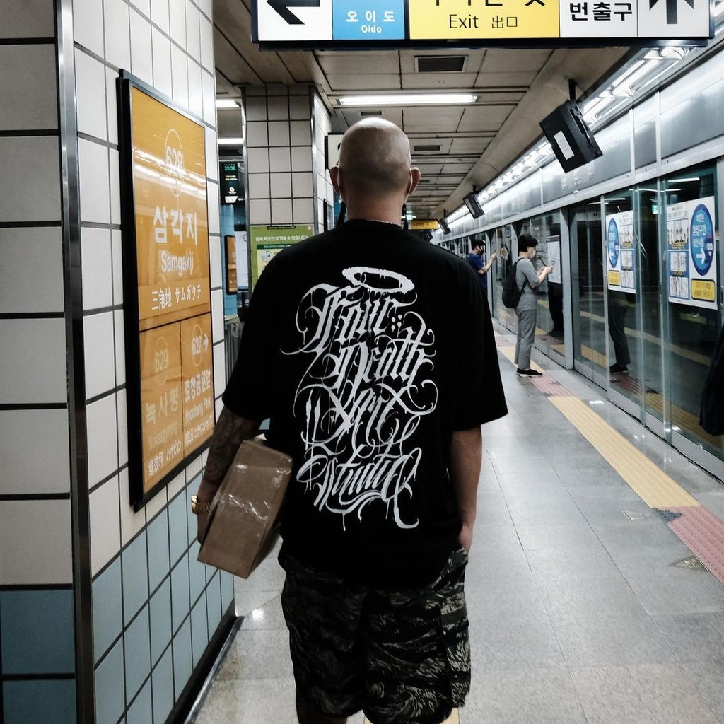 T ศิลปินสักสไตล์ Chicano เสื้อยืด | ตัวอักษรดอกไม้โกธิค + ผ้าฝ้าย 100% งานฝีมือ | Tattoo Lovers/Trendy Players Exclusive | วัฒนธรรมสตรีท | หลวมเวอร์ชั่นอเมริกันยุโรป