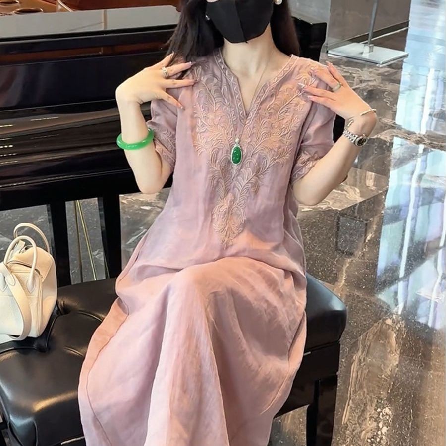 ผ้าฝ้ายและผ้าลินินชุดเดรสคอวีปักลายสไตล์จีนแบบใหม่สําหรับผู้หญิงในฤดูร้อน 2025 ชุดเดรสยาวทรงหลวมและลดอายุ - รูปที่ 4