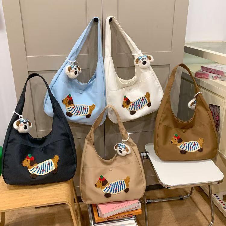 【พร้อมส่ง】กระเป๋าสะพายไหล่ กระเป๋านาดใหญ่จุของได้เยอะ รุ่นฮิต เข้ากับทุกการ