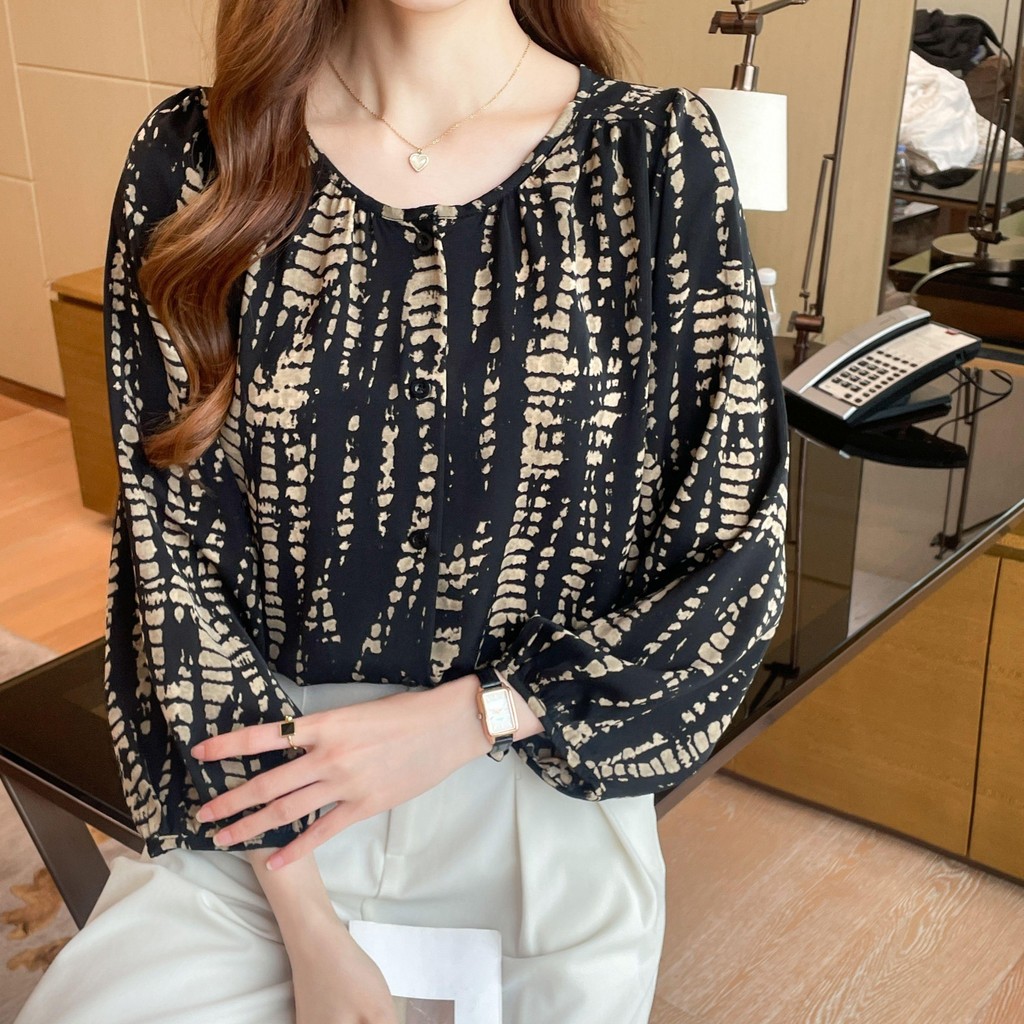 เสื้อเชิ้ตแขนยาวย้อนยุคสําหรับผู้หญิงตัวนี้มีดีไซน์คอกลม แขนโคมไฟ และเครื่องรางสีดํา หลวมและกระชับสัดส่วนเหมาะกับทุกโอกาส
