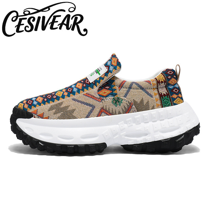 รองเท้าผู้ชาย [CESIVEAR] ฤดูใบไม้ผลิ 2025 ใหม่ รองเท้าพ่อที่ระบายอากาศได้ ปักลาย รองเท้าผ้าใบหนาเพิ่มความสูง