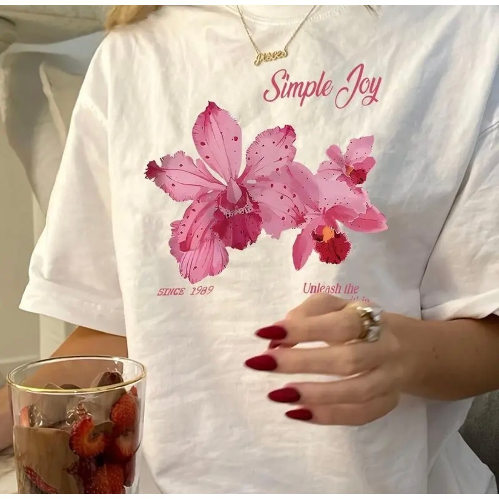 ChillTee🌺เชิ้ตขาว ผู้หญิง T-shirt "SIMPLE FLOWER" พิมพ์ลาย ผ้าCOTTON โคตรนุ่ม OVERSIZE เสื้อคอกลม【COD】