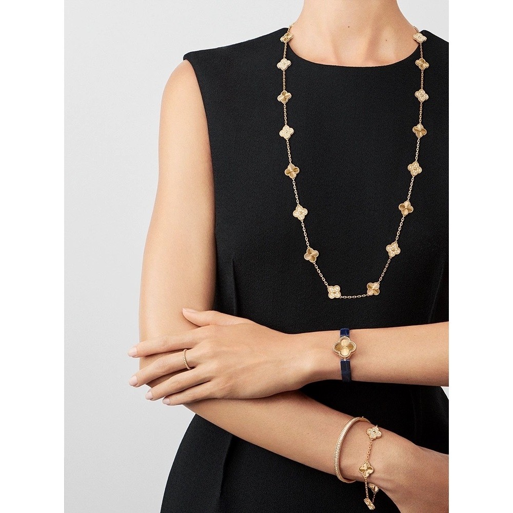 สร้อยคอดีไซน์สี่แฉกจาก Van Cleef & Arpels ในทองคำขาว 18K จากซีรีย์ Alhambra
