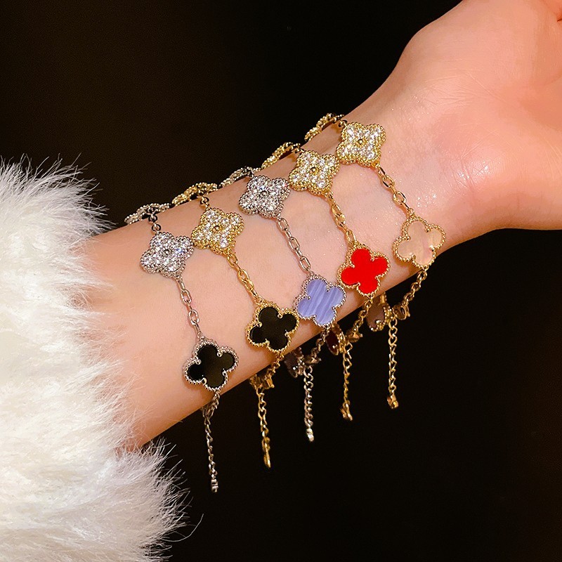 2025 สร้อยข้อมือโคลเวอร์สี่ใบสไตล์ล่าสุดชุบทองจริงไม่ซีดจางแสงหรูหราเพชรแฟชั่นเครื่องประดับสาวของขวัญ