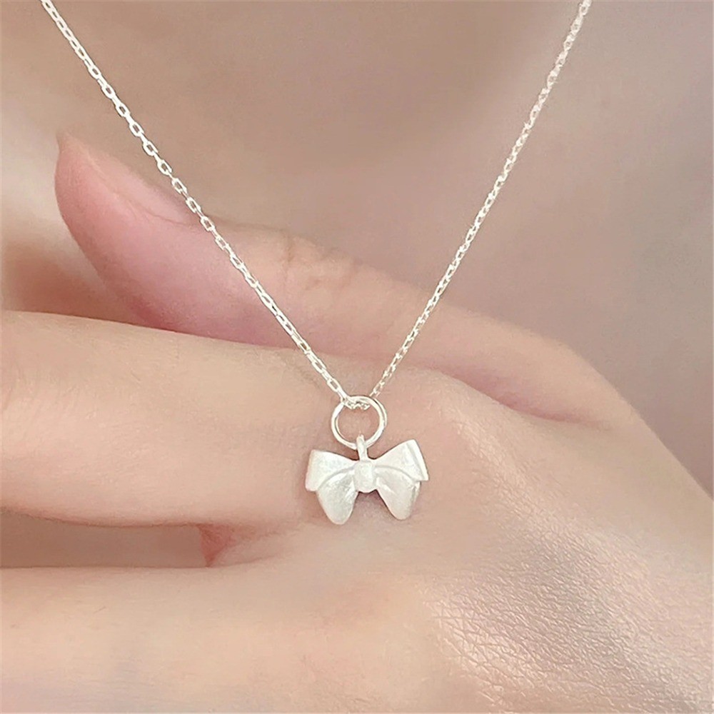Retro Silver Matte Bow สร้อยคอน่ารักสำหรับสาวๆ Simple Clavicle Chain ของขวัญวันเกิดและ.party สไตล์เกาหลี ราคา ถูกที่สุด ดีลบีเคเค แกลเลอรีภาพที่ 3