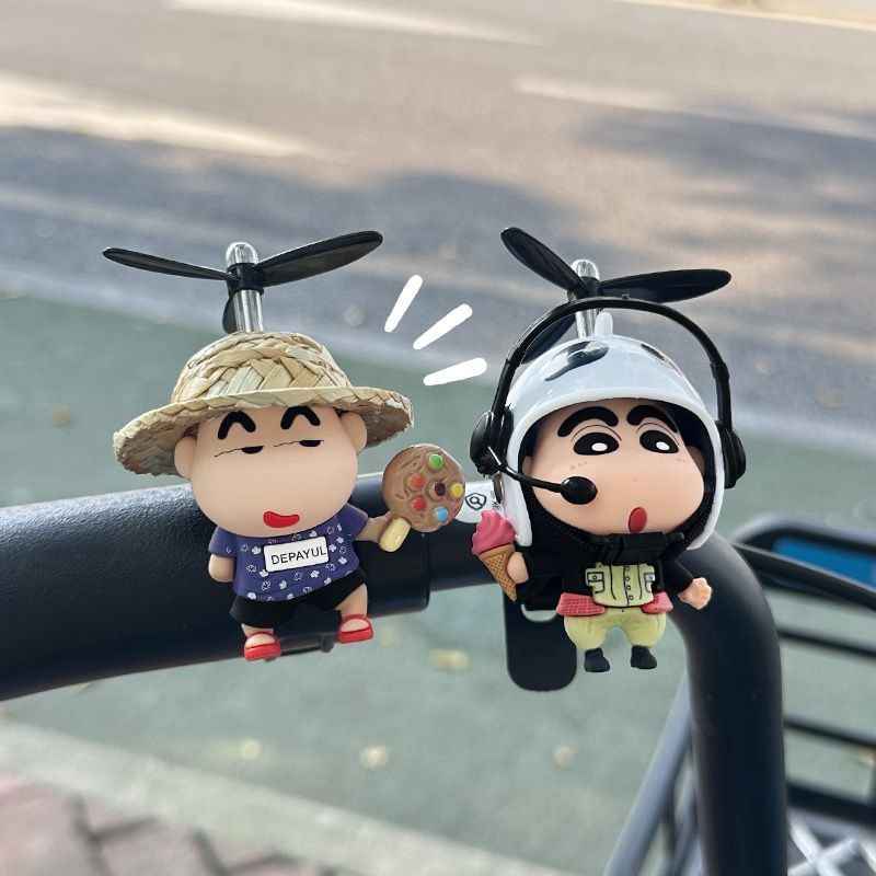 2025 หมวกฟางน่ารัก Crayon Shin-Chan Windmill ไม้ไผ่ Dragonfly แบตเตอรี่ตกแต่งรถจักรยานรถยนต์ไฟฟ้าตกแ