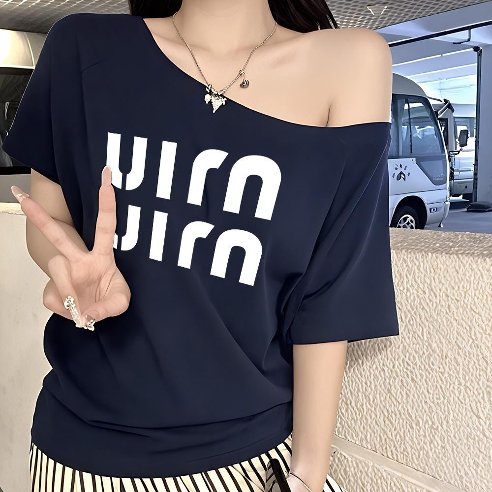 ONETEE👑เสื้อยืดแขนสั้น ลาย 'UIM' เสื้อเปิดไหล่ ultrasoft สาวร้อนแรง เซ็กซี่ เสื้อยืดผู้หญิง สวมใส่สบ