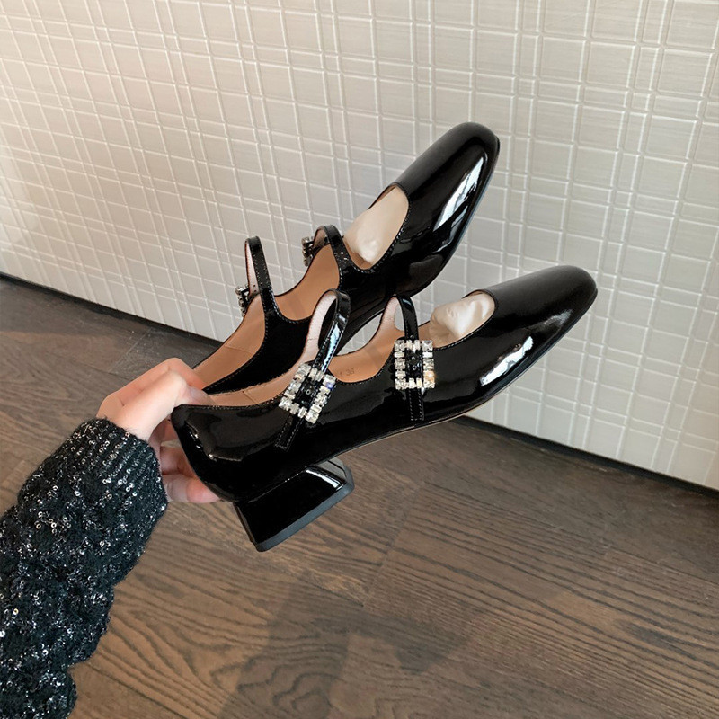 รองเท้าแมรี่เจนสีแดง ส้นสูง 3 ซม. ดีไซน์หัวเข็มขัด หัวเหลี่ยม รูปทรงประณีต